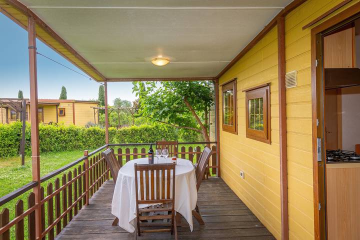 Bungalow 'Stella 2' con piscina condivisa, terrazza privata e aria condizionata in Bibbona, Costa degli Etruschi