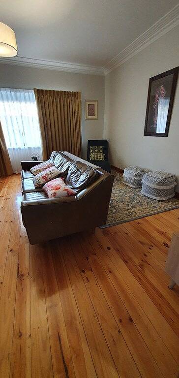 Cosy Mid-Century home, Central, Off Street Parking and Fur Baby Friendly in Newington (Ballarat), Ballarat