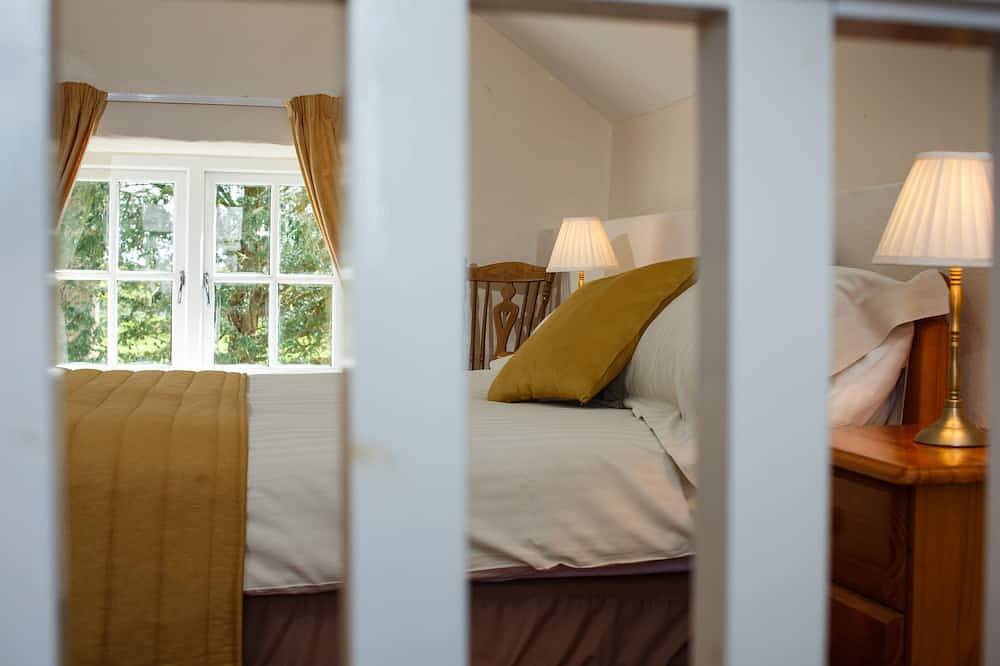 Gardeners Cottage - sleeps 4 guests  in 1 bedroom in Freshwater East, Pembrokeshire