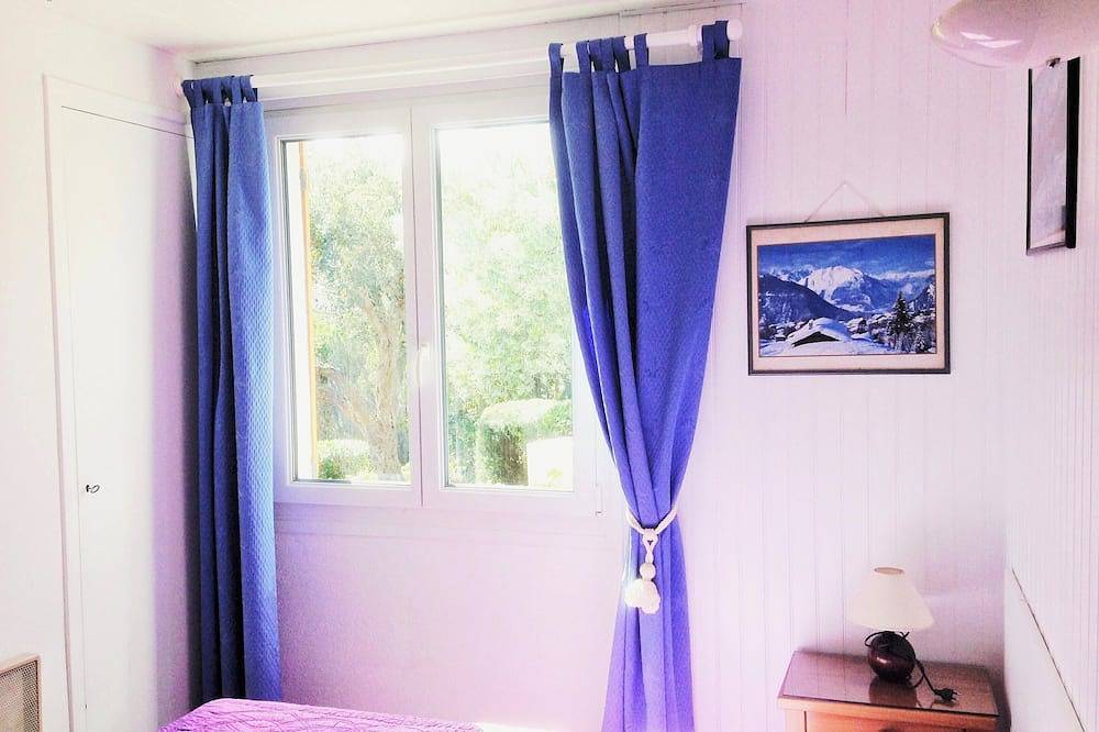 Villa lumineuse sécuriséee en haut d'un beau jardin, belle vue mer, proche plage in Pampelonne, Ramatuelle
