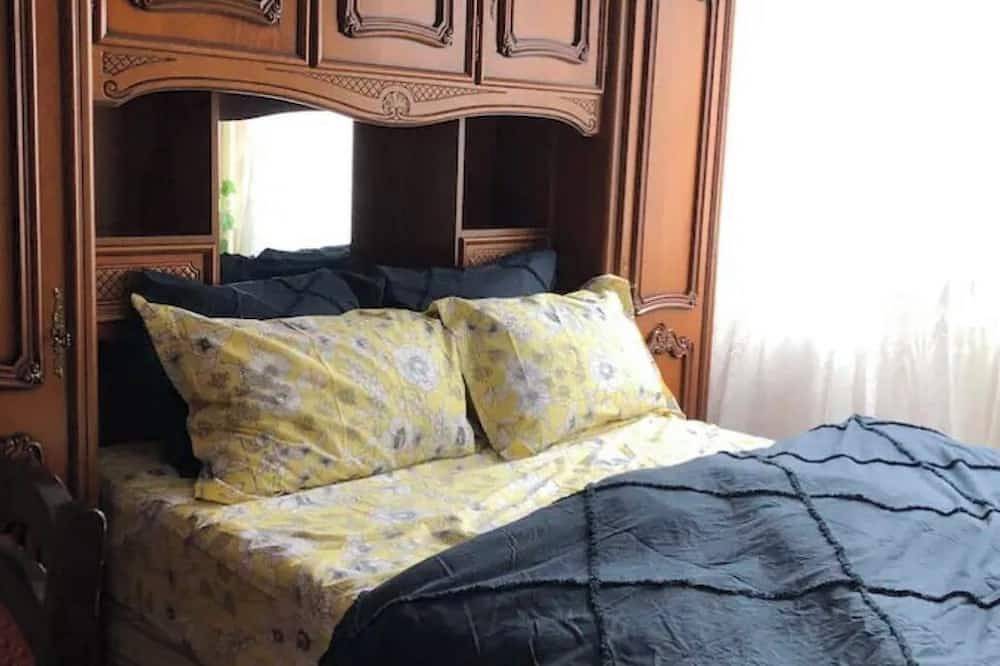 Entire apartment, Private Cozy Room with Queen Bed near Centre of Paris in Bobigny, Seine-Saint-Denis
