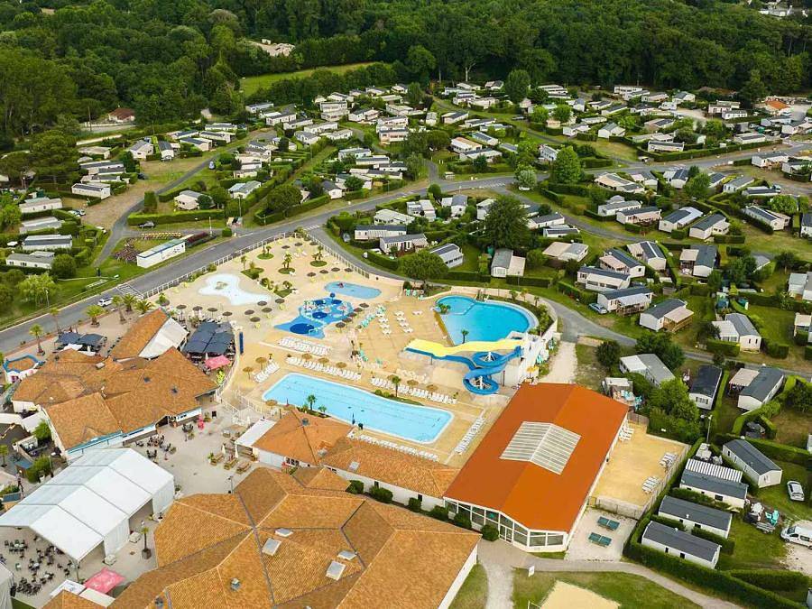 Tour Opérateur et particuliers sur camping Les Charmettes -  Funpass non inclus - Mobilhome 6 personnes - Mobilhome 2 chambres (Immobilhome) climatisation in Les Mathes, Côte de Beauté