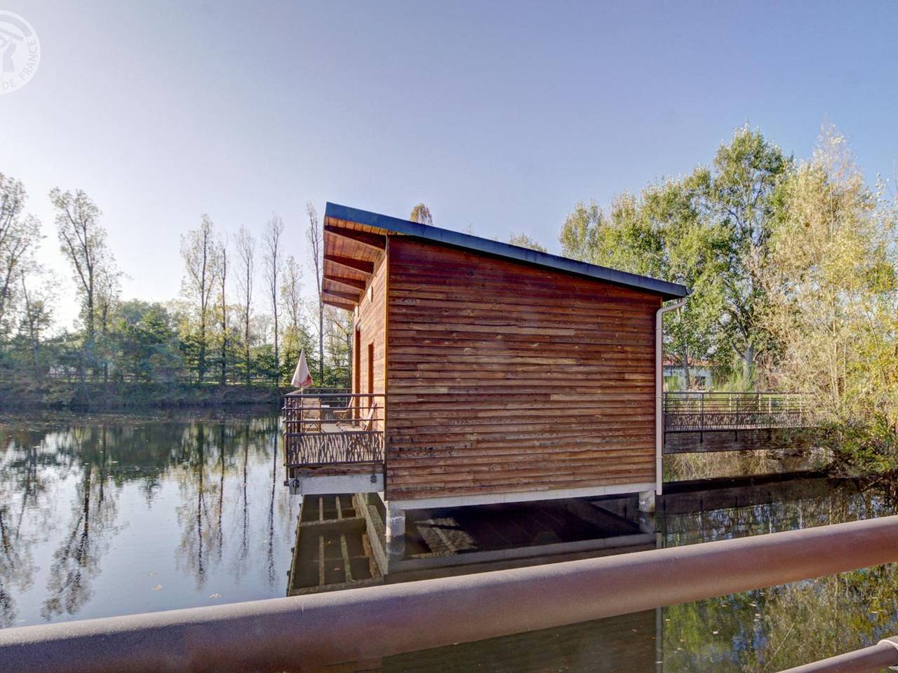 Chalet confortable en bord d'étang avec terrasse privative, proche de Saint-Étienne, animaux acceptés in Veauchette, Montbrison