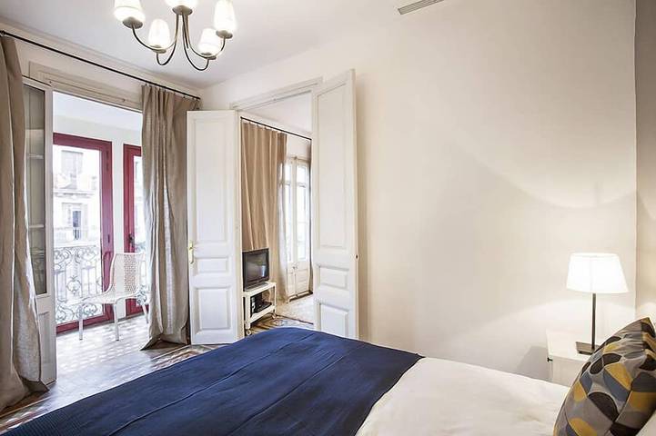 Apartamento inteiro, Walk to Gaudi's Buildings - \"ValA\" High Ceilings - Free Luggage Storage Service. in Centro Barcelona, Barcelona