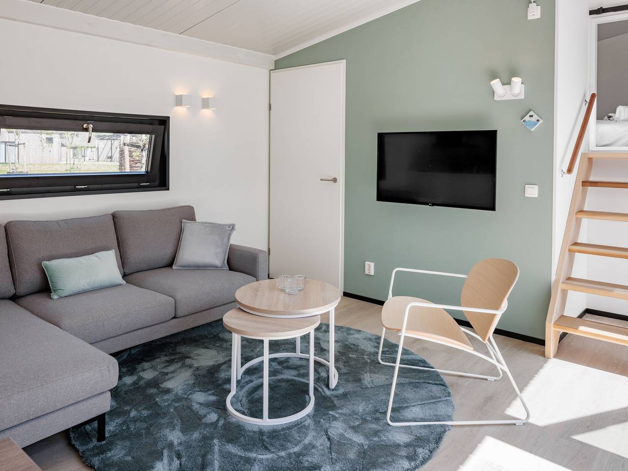 Comfortabele lodge met twee badkamers, op een vakantiepark aan het Brielse Meer in Nederlandse Noordzeekust