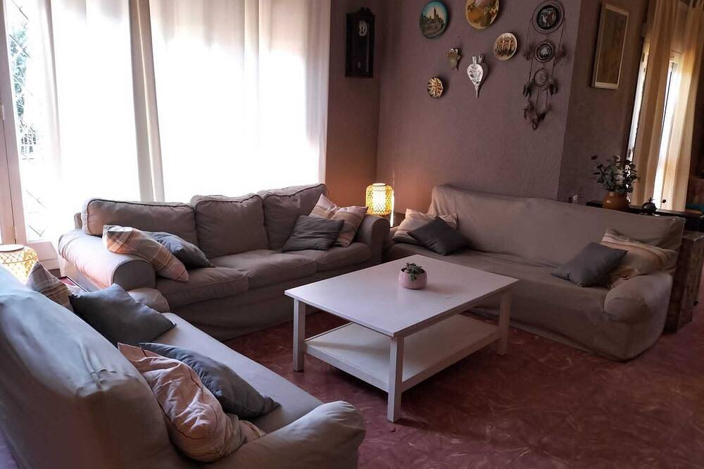 Casa Vacacional 'Tordera Village' con Vista a la Montaña, Piscina Privada y Wi-Fi in Tordera, Costa del Maresme