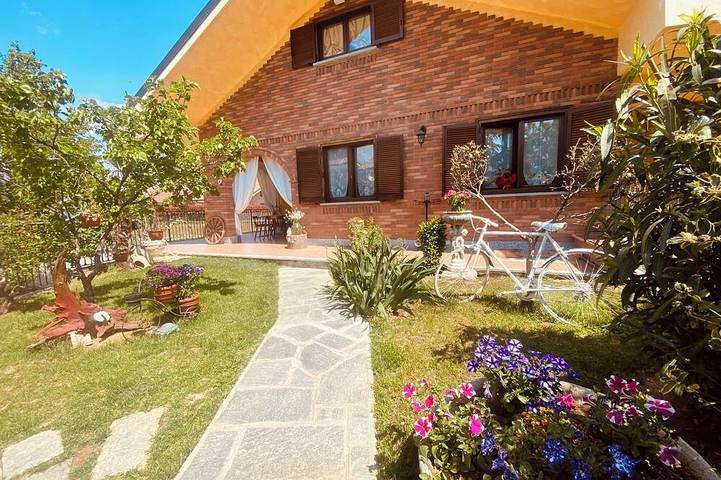 Location de vacances pour 6 personnes, avec jacuzzi et jardin à Pianezza