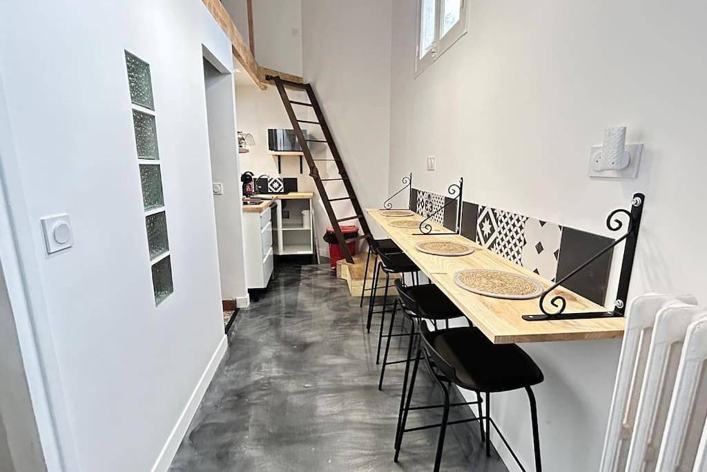 Appartement entier, One-Bedroom Apartment in Domfront, Parc naturel régional Normandie-Maine