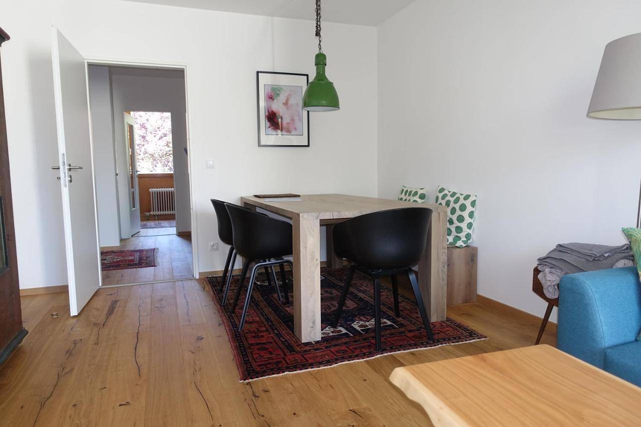 Ganze Wohnung, Apartment with Balcony in Pöcking, Starnberger See
