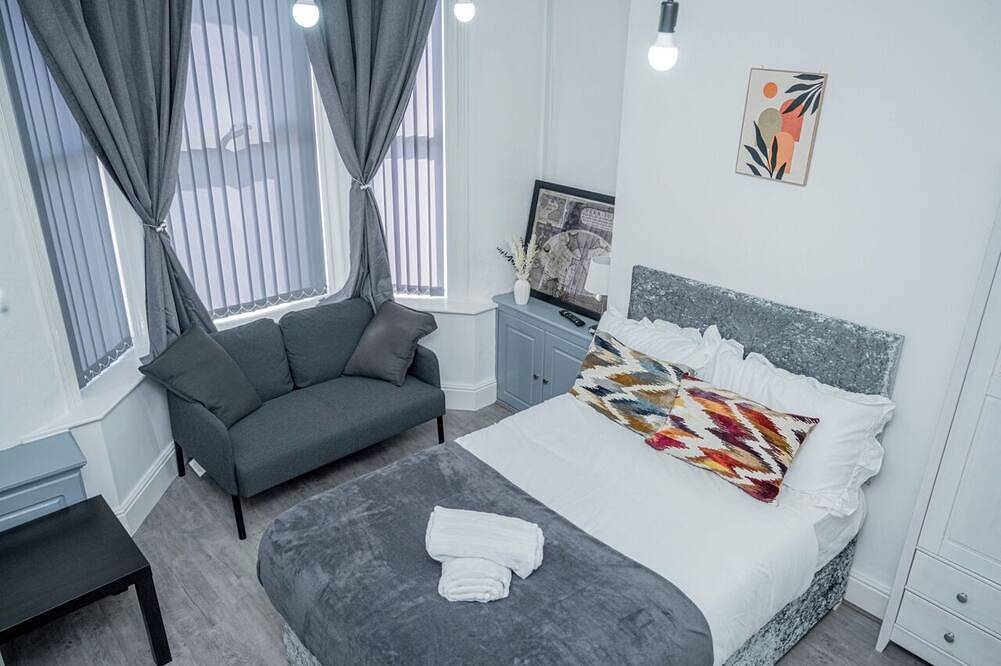 Spacious 4-bed house Liverpool near city centre, sleeps 7, free parking, Wifi in Liverpool, Merseyside