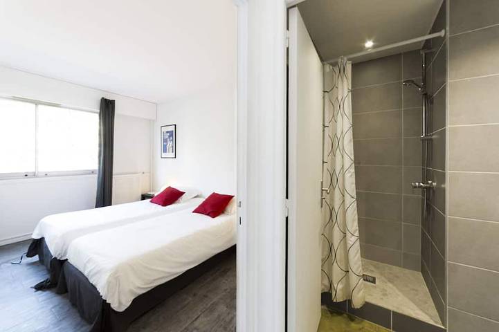 Entire apartment, Le Parc des Frères Lumière - 2/6 pers. - 120m2 balcony, quiet, parking, metro in Lyon, Lyon region