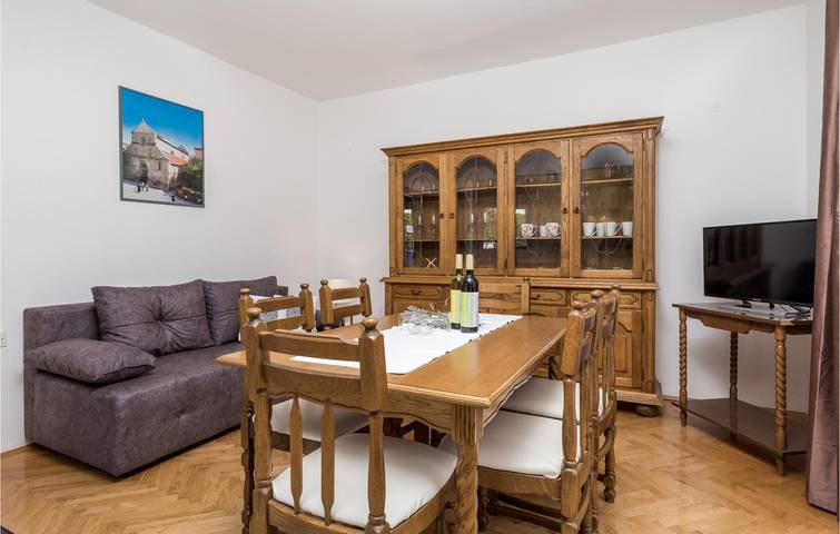 Ganze Ferienwohnung, Charmante 67 m² große Wohnung mit Terrasse, WLAN und nur 800 m vom Strand Gradska entfernt in Pag Stadt, Pag