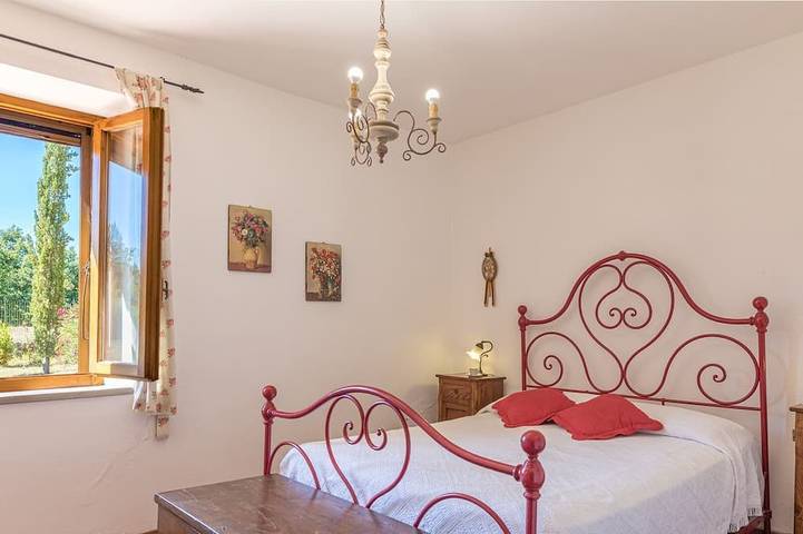 Casa indipendente  circondata da ampio giardino recintato con piscina, situate nella campagna toscan in Monticiano, Siena e dintorni