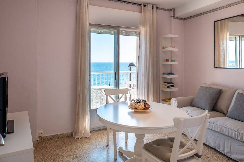 Apartamento entero, Apartamento 'Frente al Mar y a Pie de Playa' con Balcón, Wi-Fi y Aire Acondicionado in Motril, Costa Tropical