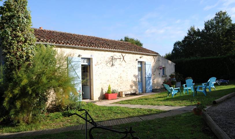 Gîte pour 10 personnes, avec jacuzzi et jardin ainsi que piscine et terrasse