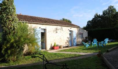 Gîte pour 10 personnes, avec jardin et terrasse ainsi que piscine et jacuzzi à Mareuil-sur-Lay-Dissais