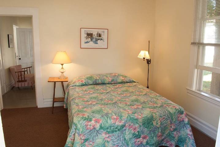 Hotel for 5 people, with yard and pool in Lake Leelanau