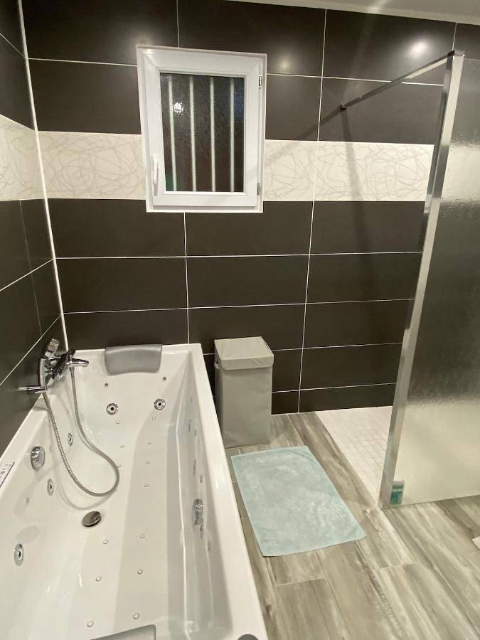 Location de vacances pour 2 personnes, avec Terrasse et Jardin à Cuves