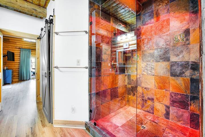 Vacation rental for 22 people, with balcony and yard in Groveland (CA)