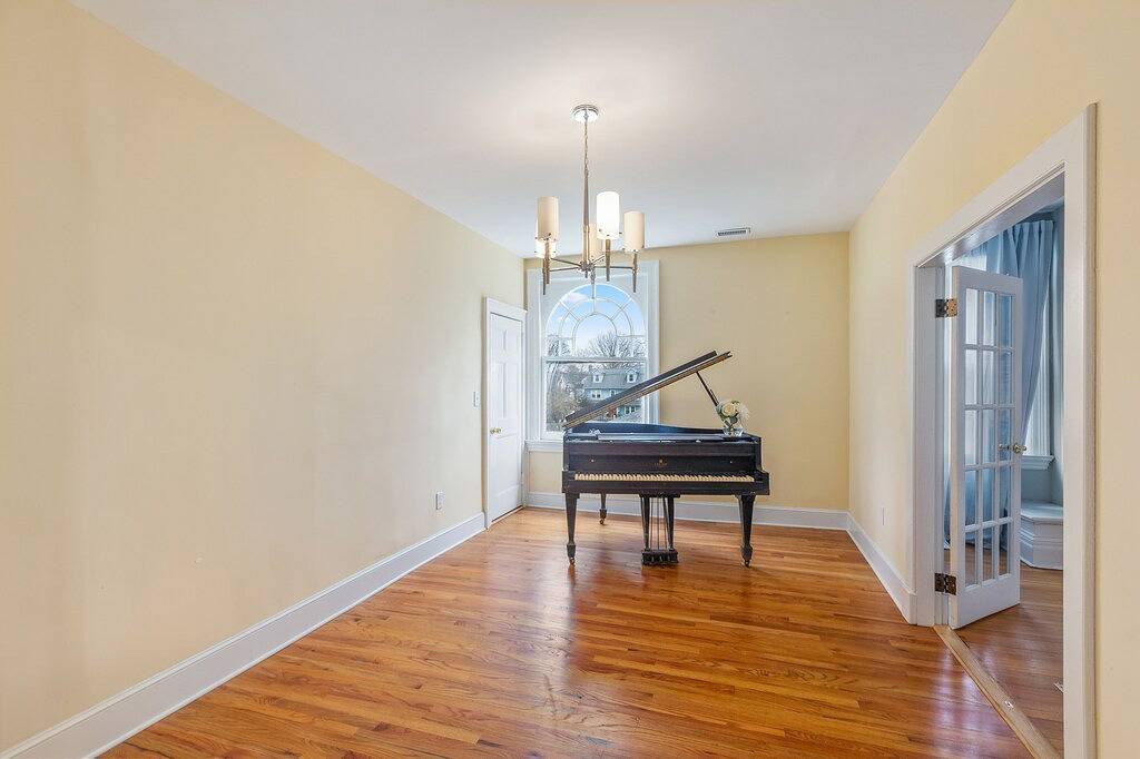 1897 Mansion 30 min to Nyc Sleeps up to 26 with 12 bedrooms and 7 and 1/2 baths in Union County