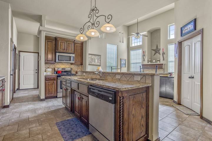 Vacation rental for 8 people, with hot tub and yard in Oklahoma City