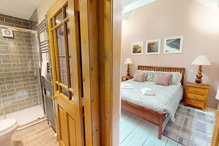 Wildcat Lodge - couples retreat for two with a hot tub in Boat of Garten, Highlands