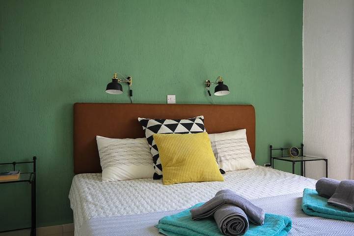Neu! Luxuriöse 8-Bett-Villa mit herrlicher Dachterrasse, 100 m vom Meer entfernt. in Südzypern