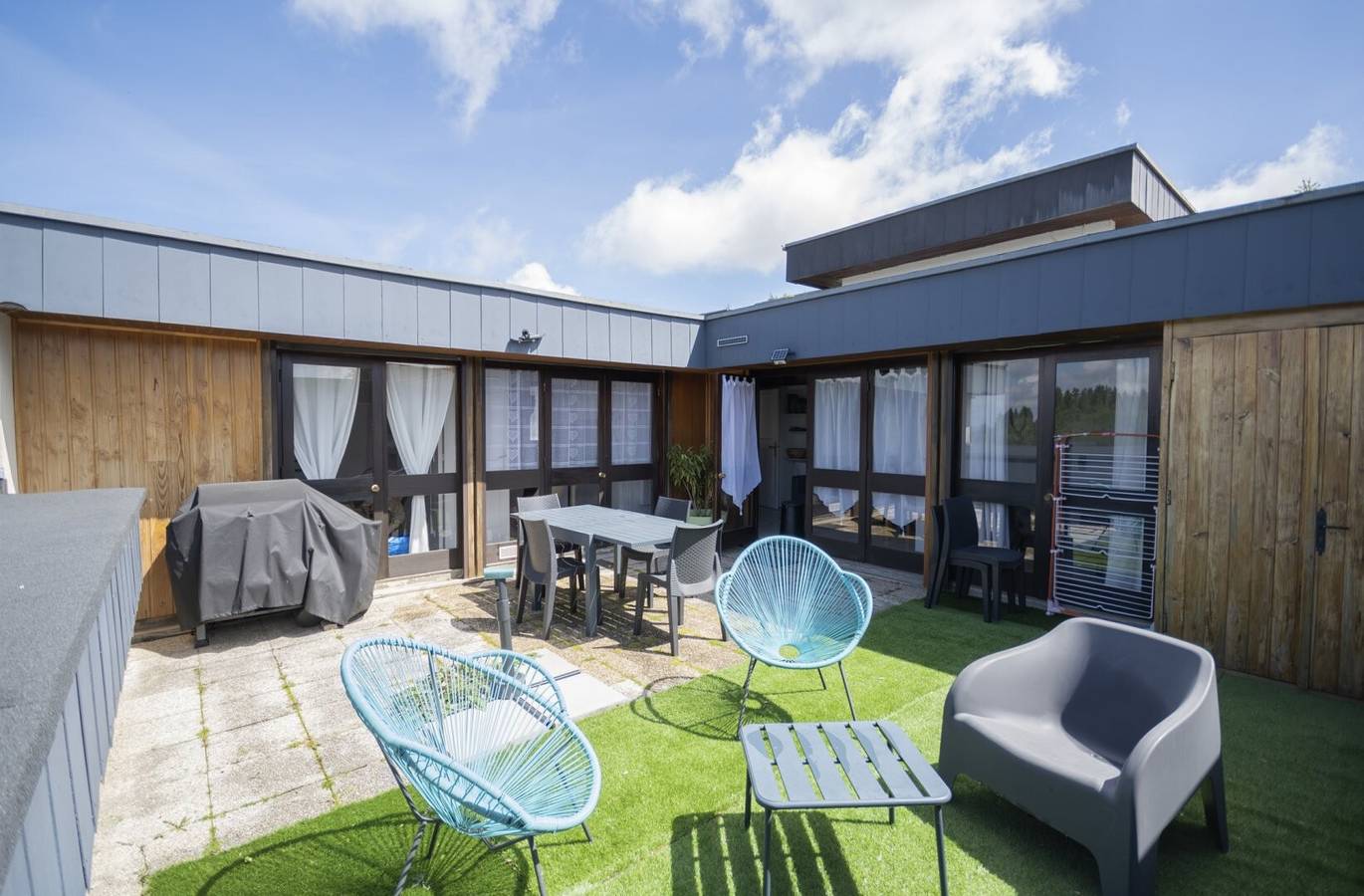 Chalet-Gîte 50 m vom See mit Aussicht, privater Terrasse und Wlan in Le Vernet-Chaméane, Besse-et-Saint-Anastaise und Umgebung