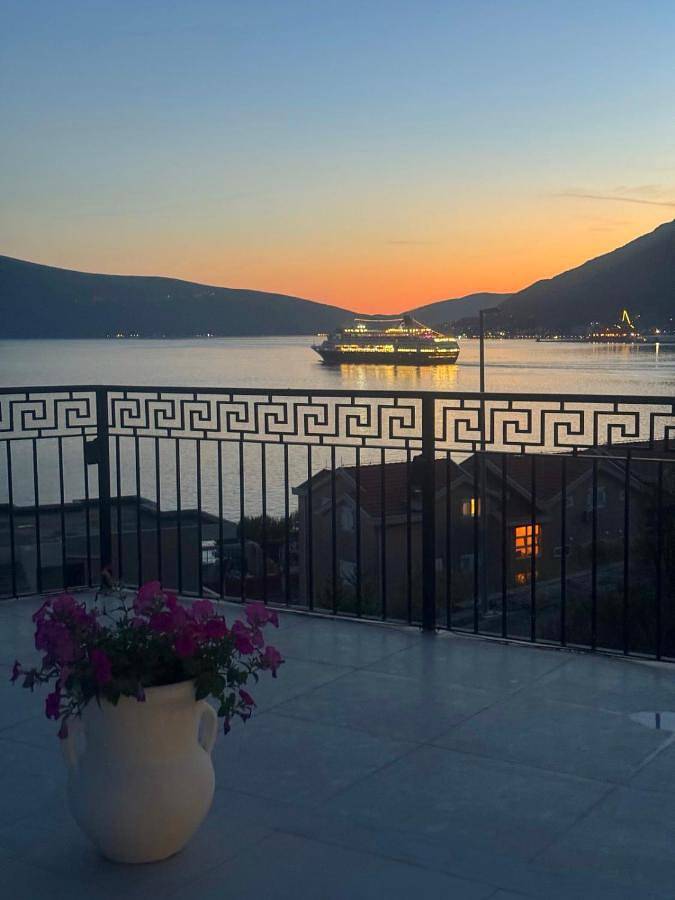 Apartament wakacyjny dla 5 osób, z widok i balkon w Tivat