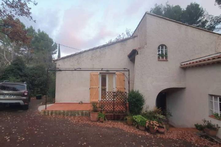 Gîte pour 4 personnes, avec jardin à Le Revest-les-Eaux