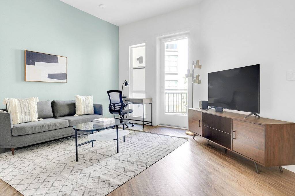 Ganze Wohnung, Hip Redwood City 1Br w/ Roof, Gym & W/D, walk to Caltrain, by Blueground in Redwood City, Silicon Valley