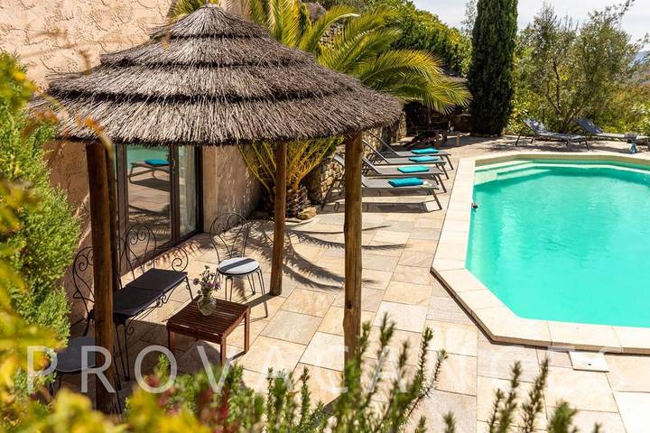 Große Villa mit Pool nördlich von Nizza in der Nähe von Contes in Contes, Mittelmeerküste (Frankreich)
