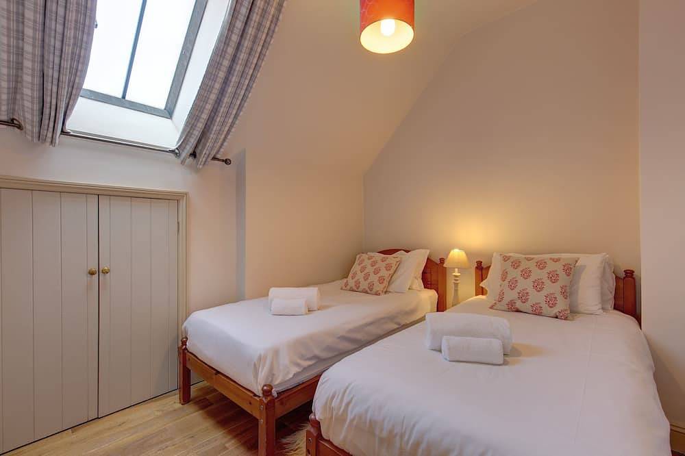 Chaff House - sleeps 6 guests in 3 bedrooms in Bodham, Norfolk Coast