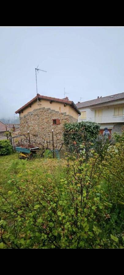 Location de vacances pour 4 personnes, avec vue ainsi que balcon et jardin à Massiac