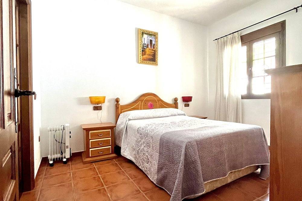 Holiday Home 'Finca Rural Mazuqueto' with Mountain View, Private Pool and Wi-Fi in Jubrique, Málaga Province