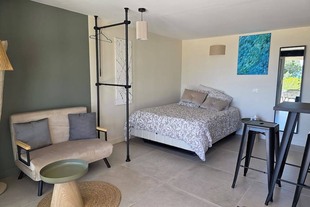 Appartement entier, Face à la Méditerranée, Studio cosy avec espace extérieur à 3 mns de la plage in Sausset-les-Pins, Côte méditerranéenne (France)