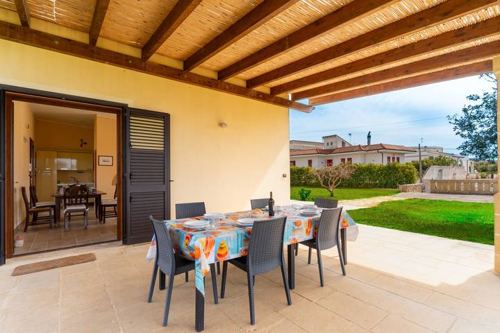 Casa vacanza per 6 persone, con balcone e giardino a Andrano