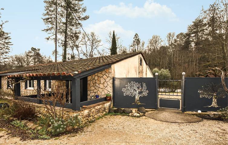 Maison de vacances pour 8 personnes, avec vue et jardin ainsi que terrasse et piscine à Salavas