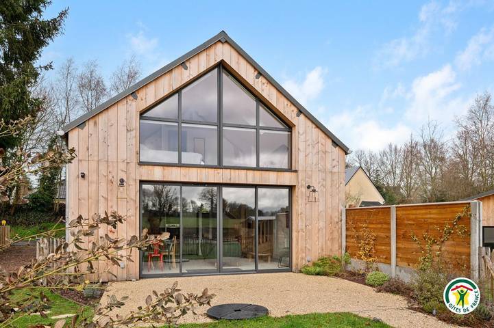 Gîte pour 6 personnes, avec terrasse ainsi que jardin et piscine