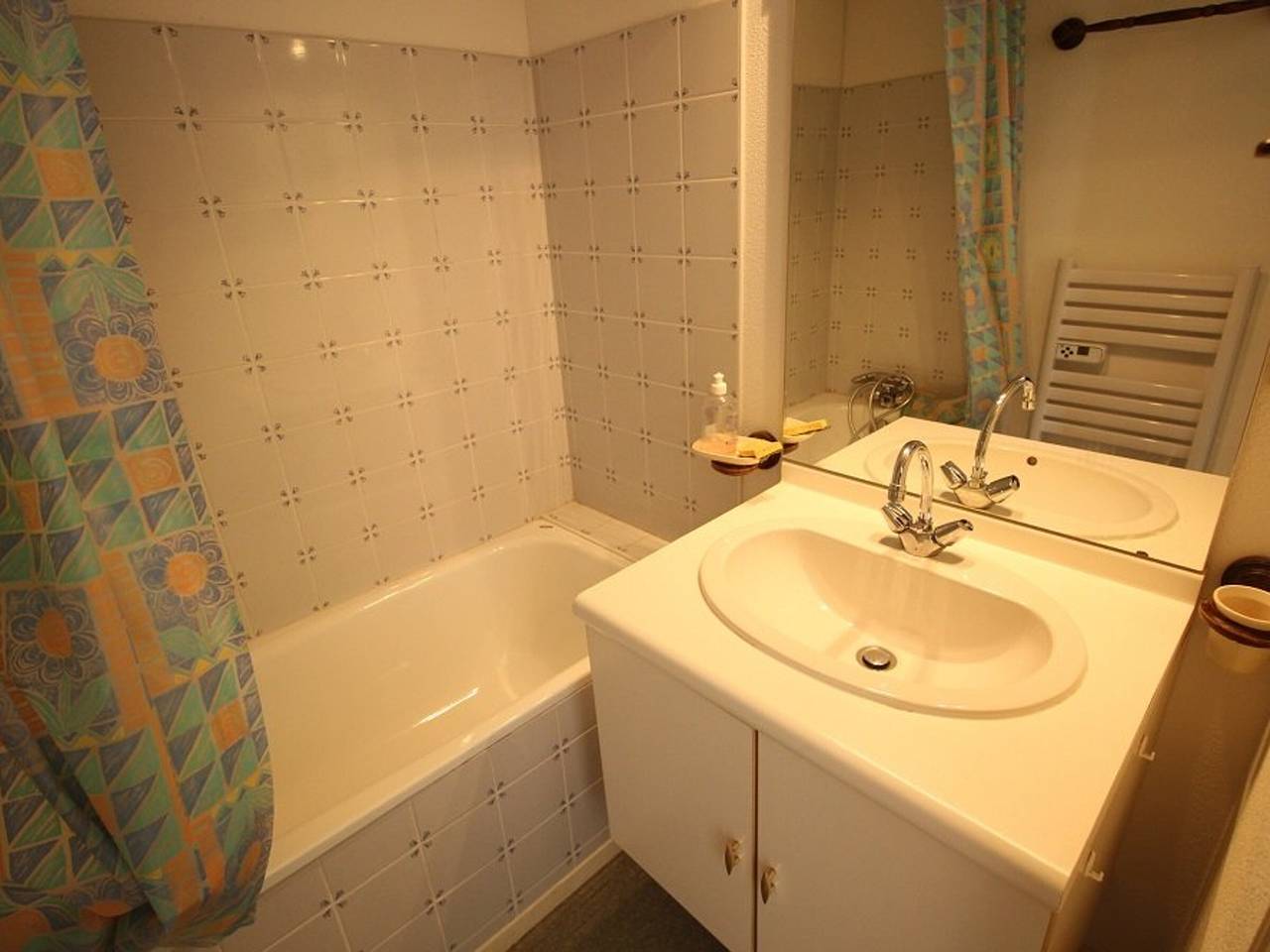 Entire apartment, Bagnères-de-Luchon: Quiet duplex for 4, balcony, parking in Luchon-Superbagnères, Bagnères-de-Luchon