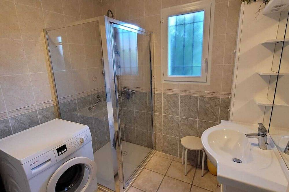 Villa meublée de Tourisme *** for 2 pers. Quiet area with trees, Swimming pool, Pk. in Graveson, Arles region