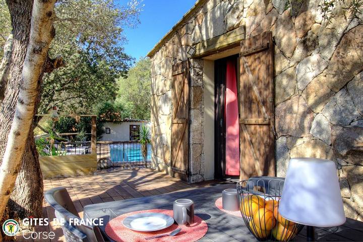 Gîte pour 2 personnes, avec Terrasse ainsi que Jardin et Piscine à Sotta