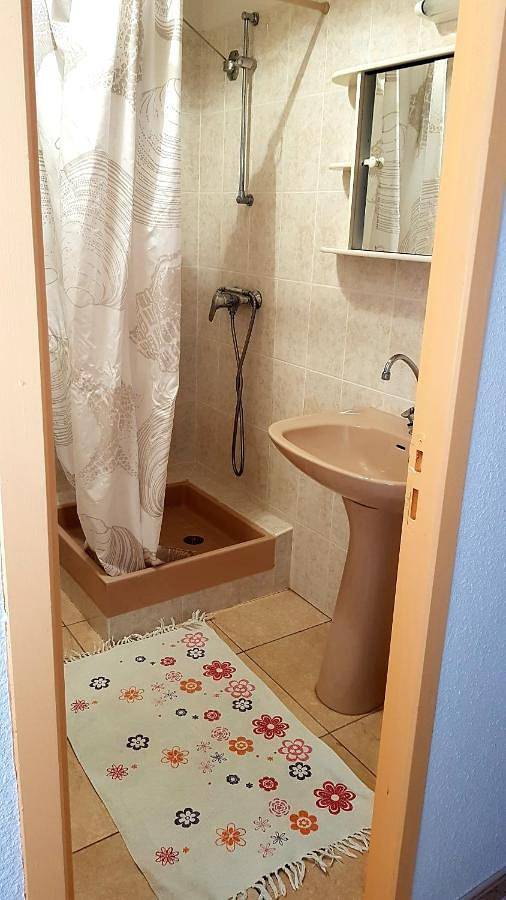 Appartement entier, Joli Appartement, terrasse plein sud in Roquebrun, Région de Béziers