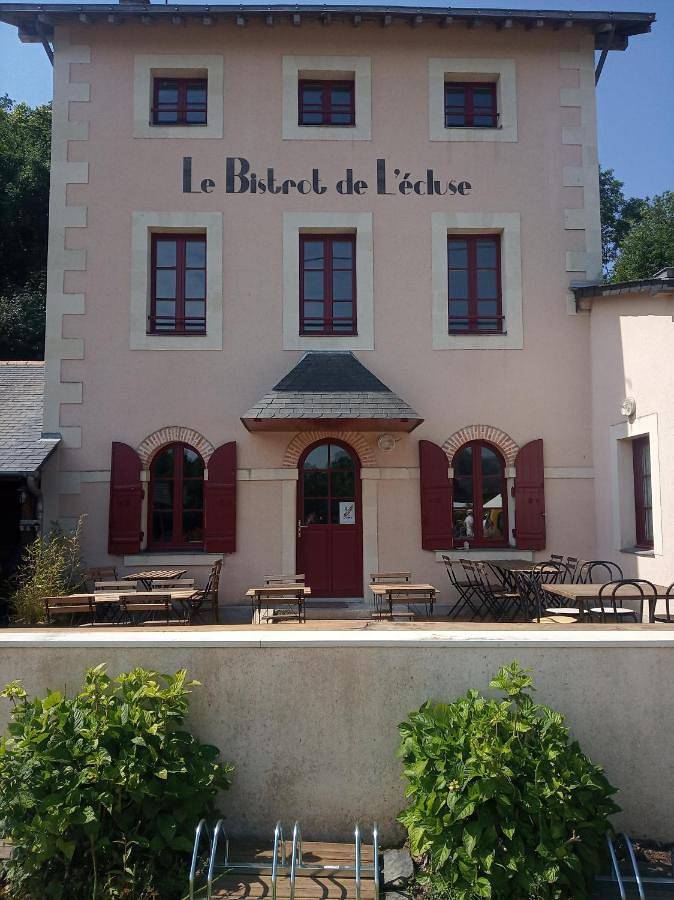 Double Room with Private Bathroom in La Membrolle-sur-Longuenée, Région d'Angers
