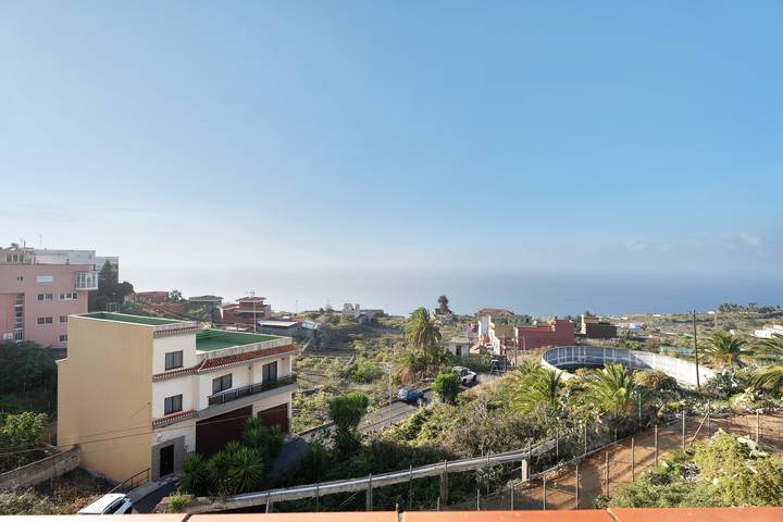 Apartamento inteiro, Apartamento de férias 'Ático San Jose' com vista para o mar, terraço privado e Wi-Fi in Barrio de San Juan, La Victoria de Acentejo