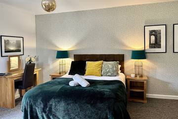 B&b for 23 People in The Cotswolds, South East England, Photo 1