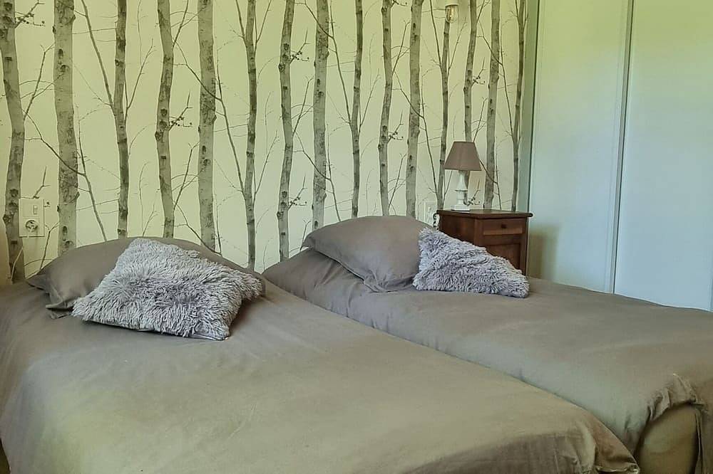 Quiet mountain house, south-facing terrace with magnificent mountain views in Larcat, Pirineos franceses