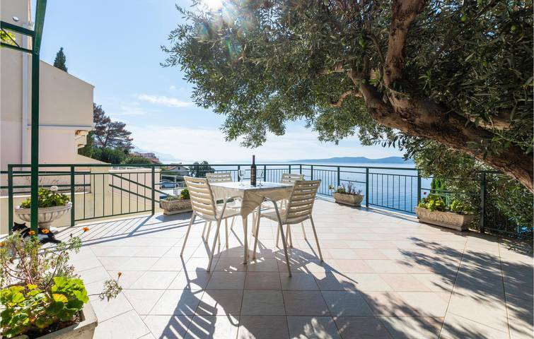 Ganze Ferienwohnung, Gemütliche Wohnung mit Terrasse, WLAN und Parkplatz, 1,5 km vom Strand entfernt in Pisak, Omis-Riviera