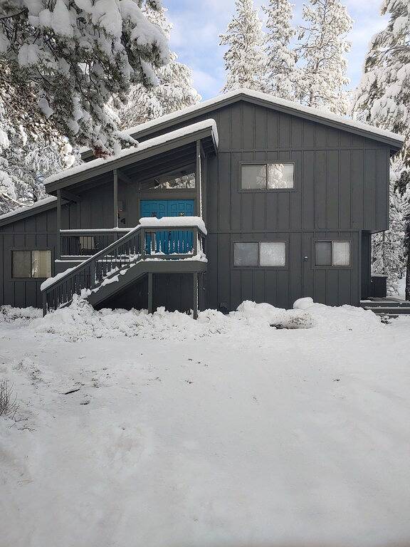 Private home with hot tub, 8 Sharc passes, bike paths, close to Deschutes River in Sunriver, Deschutes County