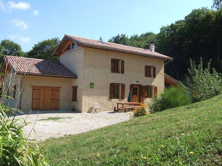 Gîte pour 5 personnes, avec jardin ainsi que piscine et terrasse à La Côte-Saint-André